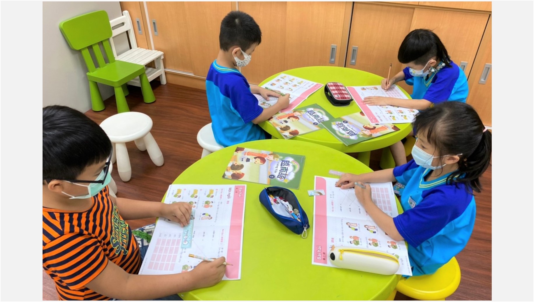 國小學童透過本校編纂的母語補充教材學習越南語
