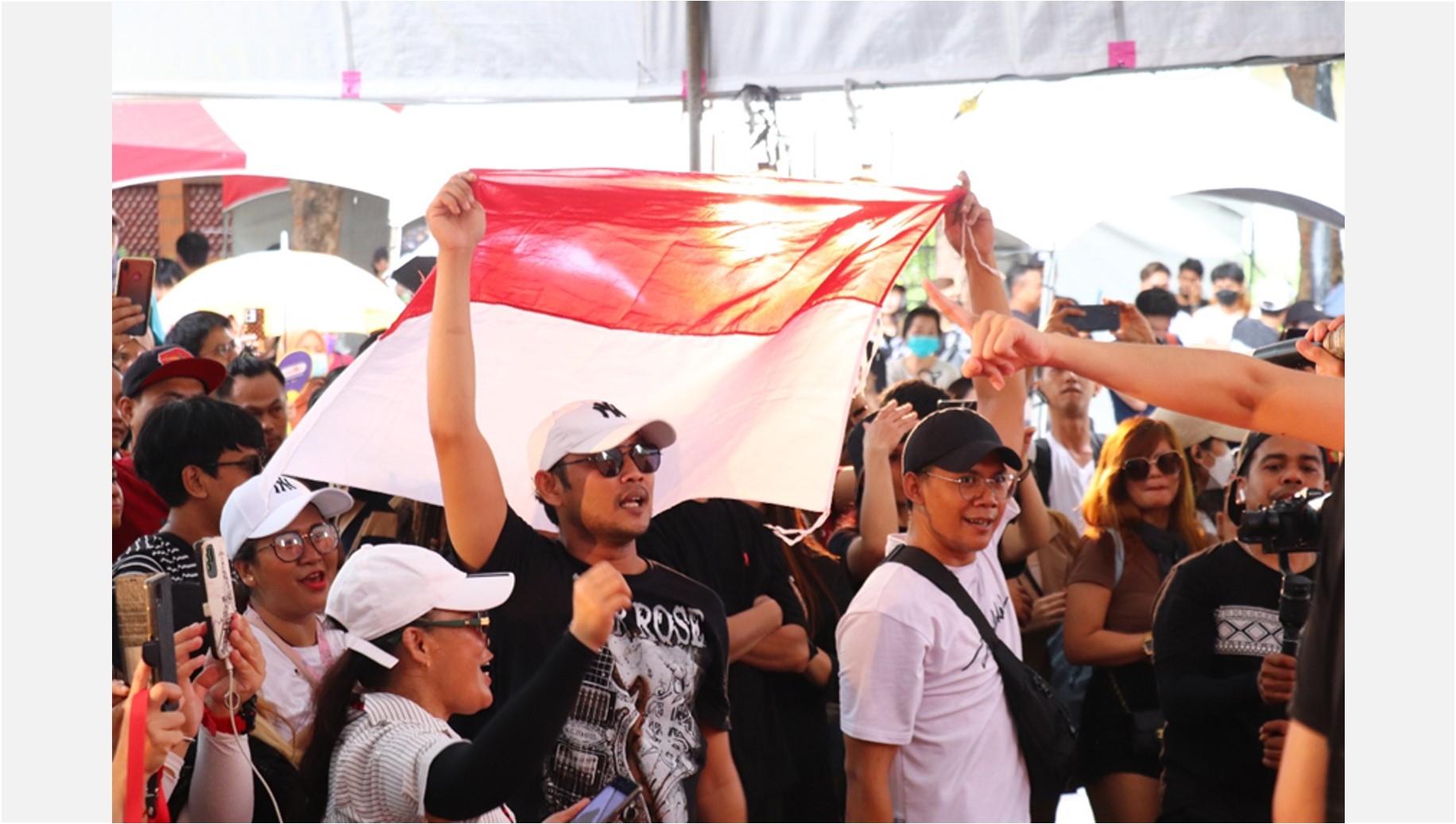 2023台印同樂在新北─參與民眾高舉印尼國旗